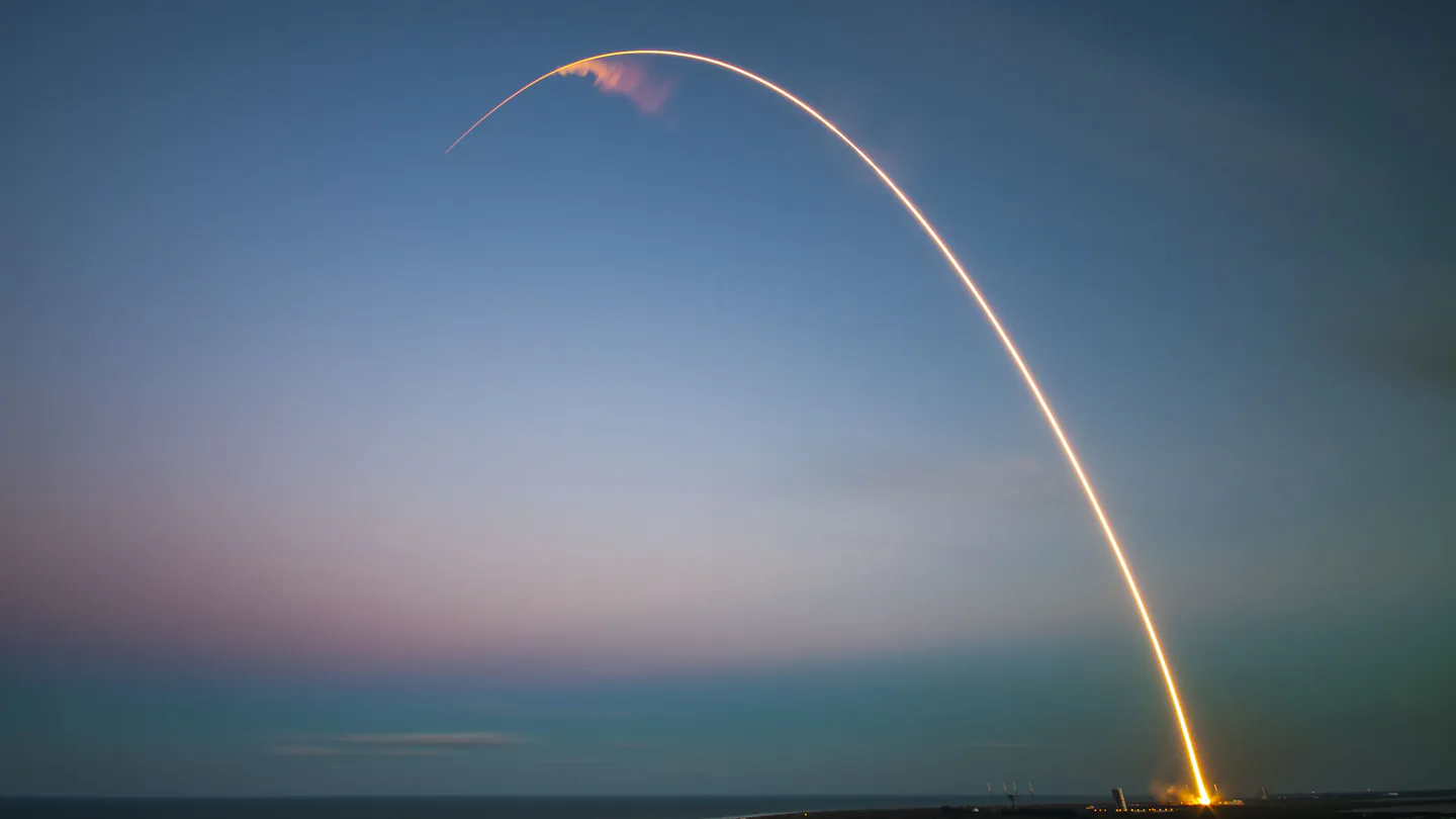 SpaceX share falls below its issue price after 911 million papers came free