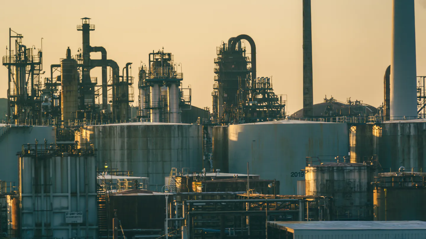 Three refineries at a one year high, the spread makes the profit