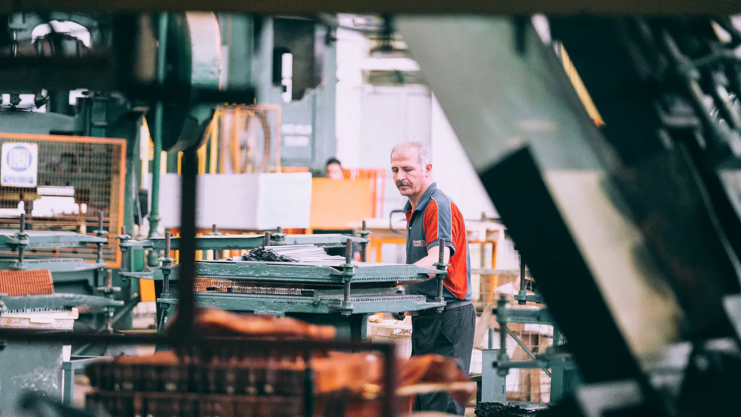 US industry grows more slowly, employment nears the zero line